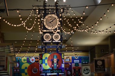 Portland, Oregon - Ağu 25: Clocktower Plaza Oregon Portland Uluslararası Havaalanı'nda 30 yıl kutladı, Ağustos görüldüğü gibi 25, 2018.