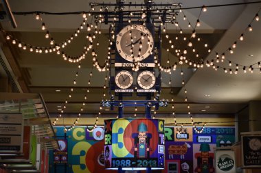 Portland, Oregon - Ağu 25: Clocktower Plaza Oregon Portland Uluslararası Havaalanı'nda 30 yıl kutladı, Ağustos görüldüğü gibi 25, 2018.