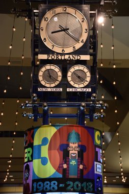 Portland, Oregon - Ağu 25: Clocktower Plaza Oregon Portland Uluslararası Havaalanı'nda 30 yıl kutladı, Ağustos görüldüğü gibi 25, 2018.