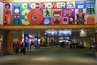 Portland, Oregon - Ağu 25: Clocktower Plaza Oregon Portland Uluslararası Havaalanı'nda 30 yıl kutladı, Ağustos görüldüğü gibi 25, 2018.