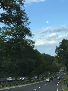 27 Eylül 2020 'de Connecticut' tan New York 'a giden Merritt Parkway' in görüntüsü.