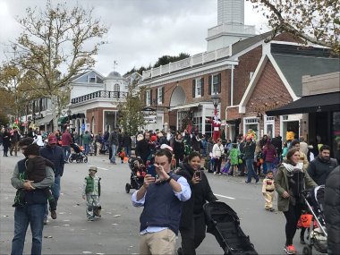 Yeni Canaan, Ct - Eki 28: Yıllık Cadılar Bayramı Geçit Töreni ve Trick-Or-Treating Yeni Canaan, Connecticut, görüldüğü gibi Ekim 28, 2018.