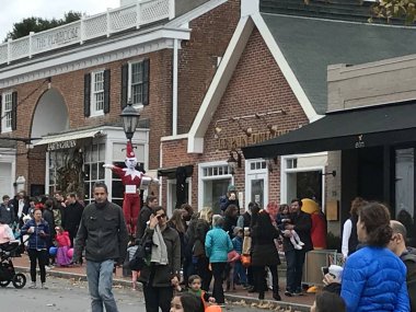 Yeni Canaan, Ct - Eki 28: Yıllık Cadılar Bayramı Geçit Töreni ve Trick-Or-Treating Yeni Canaan, Connecticut, görüldüğü gibi Ekim 28, 2018.