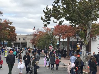 Yeni Canaan, Ct - Eki 28: Yıllık Cadılar Bayramı Geçit Töreni ve Trick-Or-Treating Yeni Canaan, Connecticut, görüldüğü gibi Ekim 28, 2018.
