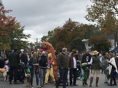 Yeni Canaan, Ct - Eki 28: Yıllık Cadılar Bayramı Geçit Töreni ve Trick-Or-Treating Yeni Canaan, Connecticut, görüldüğü gibi Ekim 28, 2018.