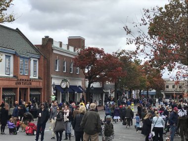 Yeni Canaan, Ct - Eki 28: Yıllık Cadılar Bayramı Geçit Töreni ve Trick-Or-Treating Yeni Canaan, Connecticut, görüldüğü gibi Ekim 28, 2018.