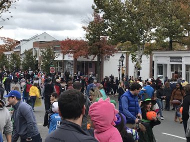 Yeni Canaan, Ct - Eki 28: Yıllık Cadılar Bayramı Geçit Töreni ve Trick-Or-Treating Yeni Canaan, Connecticut, görüldüğü gibi Ekim 28, 2018.