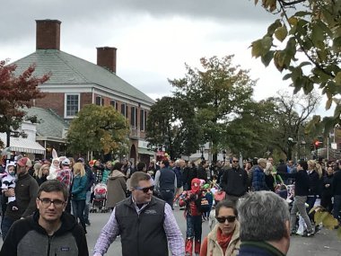 Yeni Canaan, Ct - Eki 28: Yıllık Cadılar Bayramı Geçit Töreni ve Trick-Or-Treating Yeni Canaan, Connecticut, görüldüğü gibi Ekim 28, 2018.