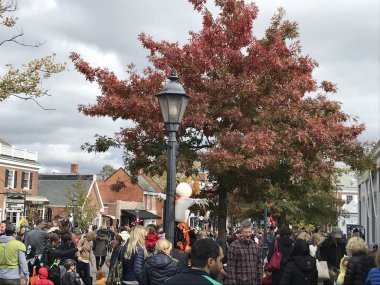 Yeni Canaan, Ct - Eki 28: Yıllık Cadılar Bayramı Geçit Töreni ve Trick-Or-Treating Yeni Canaan, Connecticut, görüldüğü gibi Ekim 28, 2018.