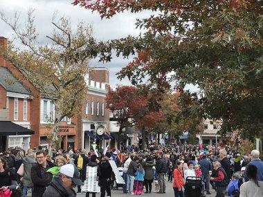 Yeni Canaan, Ct - Eki 28: Yıllık Cadılar Bayramı Geçit Töreni ve Trick-Or-Treating Yeni Canaan, Connecticut, görüldüğü gibi Ekim 28, 2018.