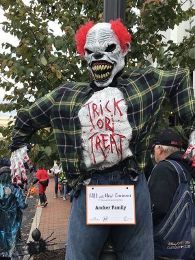 Yeni Canaan, Ct - Eki 28: Yıllık Cadılar Bayramı Geçit Töreni ve Trick-Or-Treating Yeni Canaan, Connecticut, görüldüğü gibi Ekim 28, 2018.