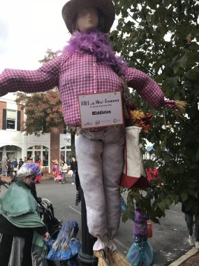 Yeni Canaan, Ct - Eki 28: Yıllık Cadılar Bayramı Geçit Töreni ve Trick-Or-Treating Yeni Canaan, Connecticut, görüldüğü gibi Ekim 28, 2018.