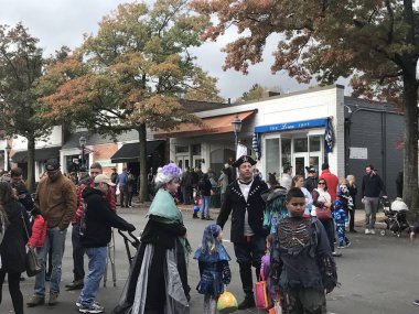 Yeni Canaan, Ct - Eki 28: Yıllık Cadılar Bayramı Geçit Töreni ve Trick-Or-Treating Yeni Canaan, Connecticut, görüldüğü gibi Ekim 28, 2018.