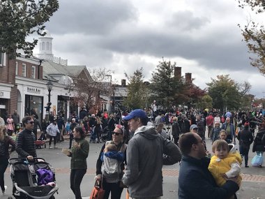 Yeni Canaan, Ct - Eki 28: Yıllık Cadılar Bayramı Geçit Töreni ve Trick-Or-Treating Yeni Canaan, Connecticut, görüldüğü gibi Ekim 28, 2018.