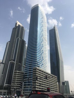 Dubai, Bae - Kas 25: 25 Kasım 2018 tarihinde Dubai, Bae Şeyh Zayed Road gökdelenler görünümü. Sheikh Zayed Road (E11 karayolu) Emirates Kuleleri de dahil olmak üzere Dubai'nin gökdelenlerinin çoğuna ev sahipliği yapmaktadır..