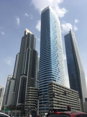 Dubai, Bae - Kas 25: 25 Kasım 2018 tarihinde Dubai, Bae Şeyh Zayed Road gökdelenler görünümü. Sheikh Zayed Road (E11 karayolu) Emirates Kuleleri de dahil olmak üzere Dubai'nin gökdelenlerinin çoğuna ev sahipliği yapmaktadır..