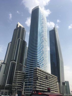 Dubai, Bae - Kas 25: 25 Kasım 2018 tarihinde Dubai, Bae Şeyh Zayed Road gökdelenler görünümü. Sheikh Zayed Road (E11 karayolu) Emirates Kuleleri de dahil olmak üzere Dubai'nin gökdelenlerinin çoğuna ev sahipliği yapmaktadır..