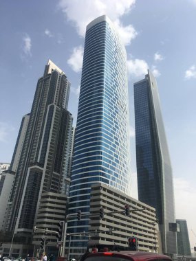 Dubai, Bae - Kas 25: 25 Kasım 2018 tarihinde Dubai, Bae Şeyh Zayed Road gökdelenler görünümü. Sheikh Zayed Road (E11 karayolu) Emirates Kuleleri de dahil olmak üzere Dubai'nin gökdelenlerinin çoğuna ev sahipliği yapmaktadır..
