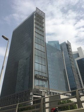 Dubai, Bae - Kas 25: 25 Kasım 2018 tarihinde Dubai, Bae Şeyh Zayed Road gökdelenler görünümü. Sheikh Zayed Road (E11 karayolu) Emirates Kuleleri de dahil olmak üzere Dubai'nin gökdelenlerinin çoğuna ev sahipliği yapmaktadır..