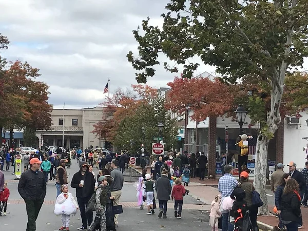 Yeni Canaan, Ct - Eki 28: Yıllık Cadılar Bayramı Geçit Töreni ve Trick-Or-Treating Yeni Canaan, Connecticut, görüldüğü gibi Ekim 28, 2018.
