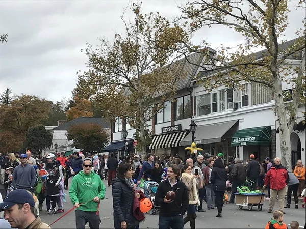 Yeni Canaan, Ct - Eki 28: Yıllık Cadılar Bayramı Geçit Töreni ve Trick-Or-Treating Yeni Canaan, Connecticut, görüldüğü gibi Ekim 28, 2018.