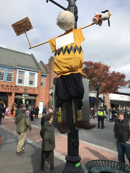 Yeni Canaan, Ct - Eki 28: Yıllık Cadılar Bayramı Geçit Töreni ve Trick-Or-Treating Yeni Canaan, Connecticut, görüldüğü gibi Ekim 28, 2018.