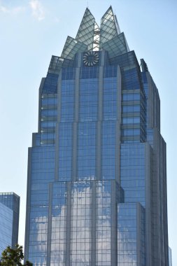 Austin, Tx - Eki 13: Austin Frost Bank Tower, Teksas, 13 Ekim 2018 tarihinde görüldüğü gibi. 33 katlı 515 metre boyunda ayakta, Austin dördüncü yüksek bina.