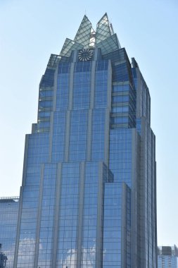 Austin, Tx - Eki 13: Austin Frost Bank Tower, Teksas, 13 Ekim 2018 tarihinde görüldüğü gibi. 33 katlı 515 metre boyunda ayakta, Austin dördüncü yüksek bina.