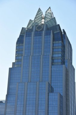 Austin, Tx - Eki 13: Austin Frost Bank Tower, Teksas, 13 Ekim 2018 tarihinde görüldüğü gibi. 33 katlı 515 metre boyunda ayakta, Austin dördüncü yüksek bina.