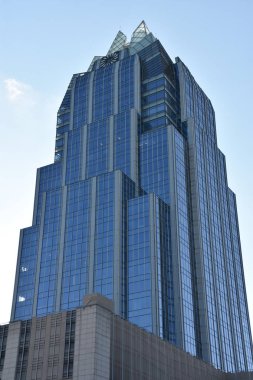Austin, Tx - Eki 13: Austin Frost Bank Tower, Teksas, 13 Ekim 2018 tarihinde görüldüğü gibi. 33 katlı 515 metre boyunda ayakta, Austin dördüncü yüksek bina.