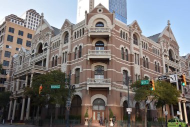 Austin, Tx - Eki 13: Driskill Hotel Austin, Teksas, 13 Ekim 2018 tarihinde görüldüğü gibi. 1886 yılında tamamlanan Romanesk tarzı bir binadır ve Austin'deki en eski işletme otelidir..