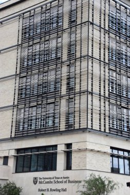 Austin, Tx - Eki 13: Austin Texas Üniversitesi Mccombs School of Business, 13 Ekim 2018 tarihinde görüldüğü gibi. Teksas'taki en eski devlet işletme okuludur..
