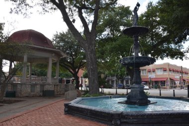 NEW BRAUNFELS, TX - 14 OCT: 14 Ekim 2018 'de New Braunfels, Teksas' taki Main Plaza.