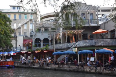 San Antonio, Tx - Eki 14: Riverwalk San Antonio, Teksas, 14 Ekim 2018 tarihinde görüldüğü gibi. Bu san Antonio Nehri kıyısında yürüyüş yolları bir şehir parkı ve ağ, sokakların altında bir hikaye.