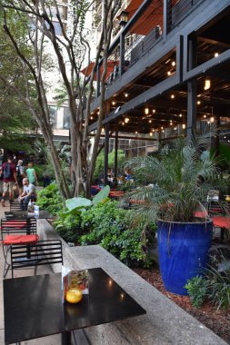 San Antonio, Tx - Eki 14: Riverwalk San Antonio, Teksas, 14 Ekim 2018 tarihinde görüldüğü gibi. Bu san Antonio Nehri kıyısında yürüyüş yolları bir şehir parkı ve ağ, sokakların altında bir hikaye.
