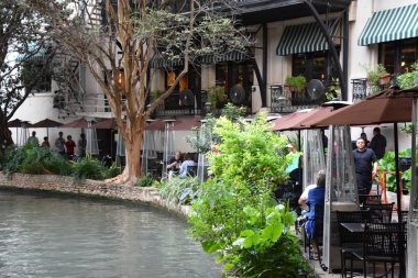 San Antonio, Tx - Eki 14: Riverwalk San Antonio, Teksas, 14 Ekim 2018 tarihinde görüldüğü gibi. Bu san Antonio Nehri kıyısında yürüyüş yolları bir şehir parkı ve ağ, sokakların altında bir hikaye.