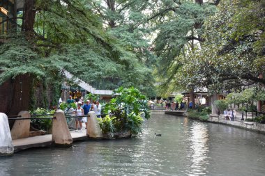 San Antonio, Tx - Eki 14: Riverwalk San Antonio, Teksas, 14 Ekim 2018 tarihinde görüldüğü gibi. Bu san Antonio Nehri kıyısında yürüyüş yolları bir şehir parkı ve ağ, sokakların altında bir hikaye.
