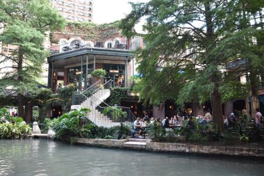 San Antonio, Tx - Eki 14: Riverwalk San Antonio, Teksas, 14 Ekim 2018 tarihinde görüldüğü gibi. Bu san Antonio Nehri kıyısında yürüyüş yolları bir şehir parkı ve ağ, sokakların altında bir hikaye.