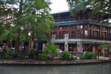 San Antonio, Tx - Eki 14: Riverwalk San Antonio, Teksas, 14 Ekim 2018 tarihinde görüldüğü gibi. Bu san Antonio Nehri kıyısında yürüyüş yolları bir şehir parkı ve ağ, sokakların altında bir hikaye.