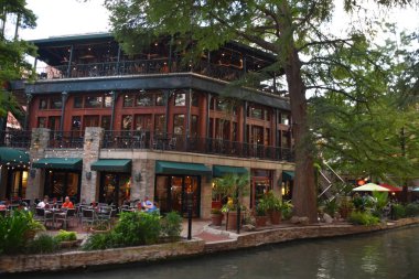 San Antonio, Tx - Eki 14: Riverwalk San Antonio, Teksas, 14 Ekim 2018 tarihinde görüldüğü gibi. Bu san Antonio Nehri kıyısında yürüyüş yolları bir şehir parkı ve ağ, sokakların altında bir hikaye.