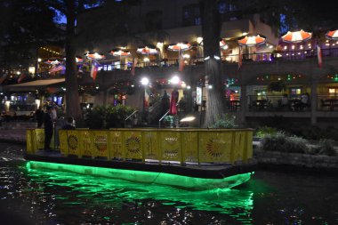 San Antonio, Tx - Eki 14: Riverboat Üzerinde Riverboat San Antonio, Teksas, 14 Ekim 2018 tarihinde görüldüğü gibi. Bu san Antonio Nehri kıyısında yürüyüş yolları bir şehir parkı ve ağ, sokakların altında bir hikaye.