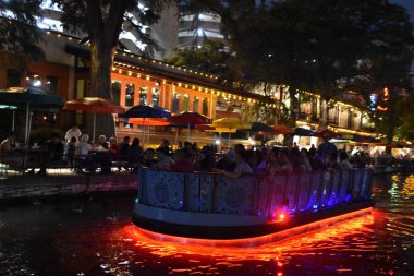 San Antonio, Tx - Eki 14: Riverboat Üzerinde Riverboat San Antonio, Teksas, 14 Ekim 2018 tarihinde görüldüğü gibi. Bu san Antonio Nehri kıyısında yürüyüş yolları bir şehir parkı ve ağ, sokakların altında bir hikaye.