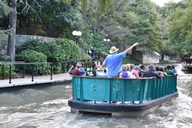 San Antonio, Tx - Eki 14: Riverboat Üzerinde Riverboat San Antonio, Teksas, 14 Ekim 2018 tarihinde görüldüğü gibi. Bu san Antonio Nehri kıyısında yürüyüş yolları bir şehir parkı ve ağ, sokakların altında bir hikaye.