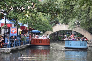 San Antonio, Tx - Eki 14: Riverboat Üzerinde Riverboat San Antonio, Teksas, 14 Ekim 2018 tarihinde görüldüğü gibi. Bu san Antonio Nehri kıyısında yürüyüş yolları bir şehir parkı ve ağ, sokakların altında bir hikaye.