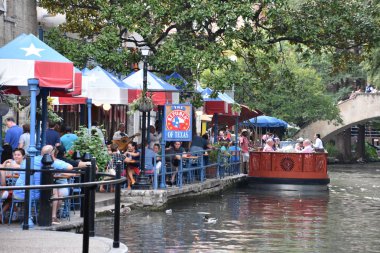 San Antonio, Tx - Eki 14: Riverboat Üzerinde Riverboat San Antonio, Teksas, 14 Ekim 2018 tarihinde görüldüğü gibi. Bu san Antonio Nehri kıyısında yürüyüş yolları bir şehir parkı ve ağ, sokakların altında bir hikaye.