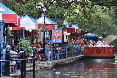 San Antonio, Tx - Eki 14: Riverboat Üzerinde Riverboat San Antonio, Teksas, 14 Ekim 2018 tarihinde görüldüğü gibi. Bu san Antonio Nehri kıyısında yürüyüş yolları bir şehir parkı ve ağ, sokakların altında bir hikaye.