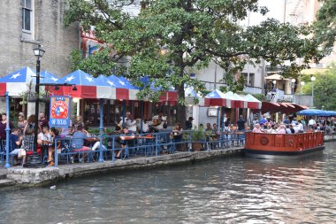 San Antonio, Tx - Eki 14: Riverboat Üzerinde Riverboat San Antonio, Teksas, 14 Ekim 2018 tarihinde görüldüğü gibi. Bu san Antonio Nehri kıyısında yürüyüş yolları bir şehir parkı ve ağ, sokakların altında bir hikaye.