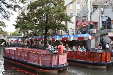 San Antonio, Tx - Eki 14: Riverboat Üzerinde Riverboat San Antonio, Teksas, 14 Ekim 2018 tarihinde görüldüğü gibi. Bu san Antonio Nehri kıyısında yürüyüş yolları bir şehir parkı ve ağ, sokakların altında bir hikaye.