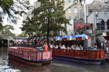 San Antonio, Tx - Eki 14: Riverboat Üzerinde Riverboat San Antonio, Teksas, 14 Ekim 2018 tarihinde görüldüğü gibi. Bu san Antonio Nehri kıyısında yürüyüş yolları bir şehir parkı ve ağ, sokakların altında bir hikaye.