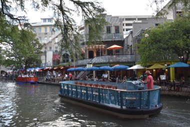 San Antonio, Tx - Eki 14: Riverboat Üzerinde Riverboat San Antonio, Teksas, 14 Ekim 2018 tarihinde görüldüğü gibi. Bu san Antonio Nehri kıyısında yürüyüş yolları bir şehir parkı ve ağ, sokakların altında bir hikaye.